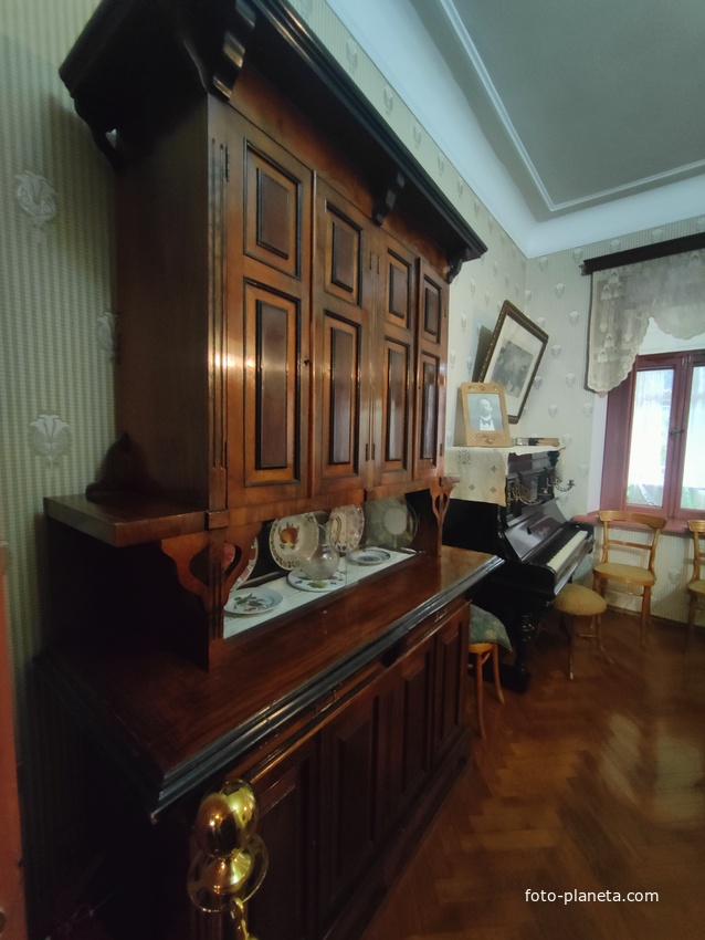 Дом-музей А.П. Чехова «Белая дача». Гостиная 2-го этажа часто превращалась в столовую, когда приезжало много гостей. Немецкое пианино фабрики «Смит и Вегенер». На пианино играл С. В. Рахманинов, под аккомпанемент инструмента пел Ф. И. Шаляпин.