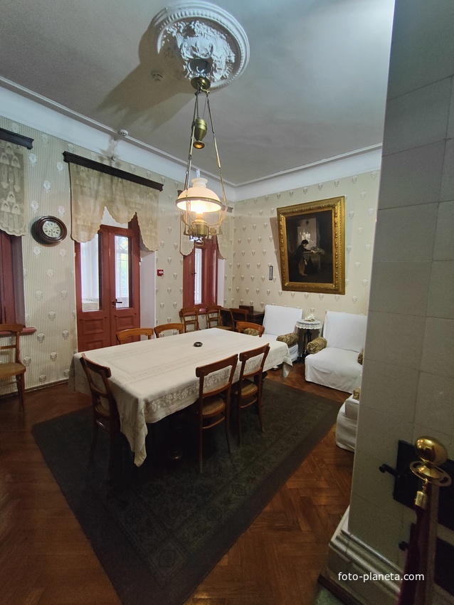 Дом-музей Антона Павловича Чехова «Белая дача». Гостиная второго этажа, которая часто превращалась в столовую, когда приезжало много гостей.