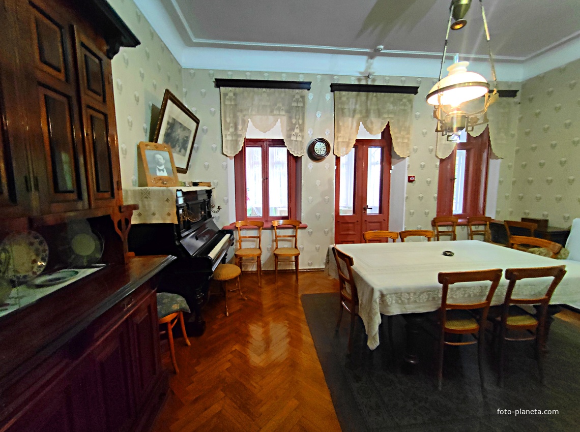 Дом-музей А.П. Чехова «Белая дача». Гостиная 2-го этажа часто превращалась в столовую, когда приезжало много гостей. Немецкое пианино фабрики «Смит и Вегенер». На пианино играл С. В. Рахманинов, под аккомпанемент инструмента пел Ф. И. Шаляпин.
