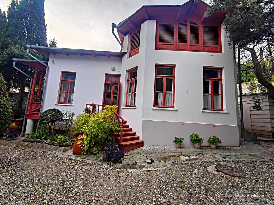 Дом-музей Антона Павловича Чехова «Белая дача». Флигель, где жил Чехов, пока строился дом. Он предназначен для прислуги и для хозяйственных нужд.