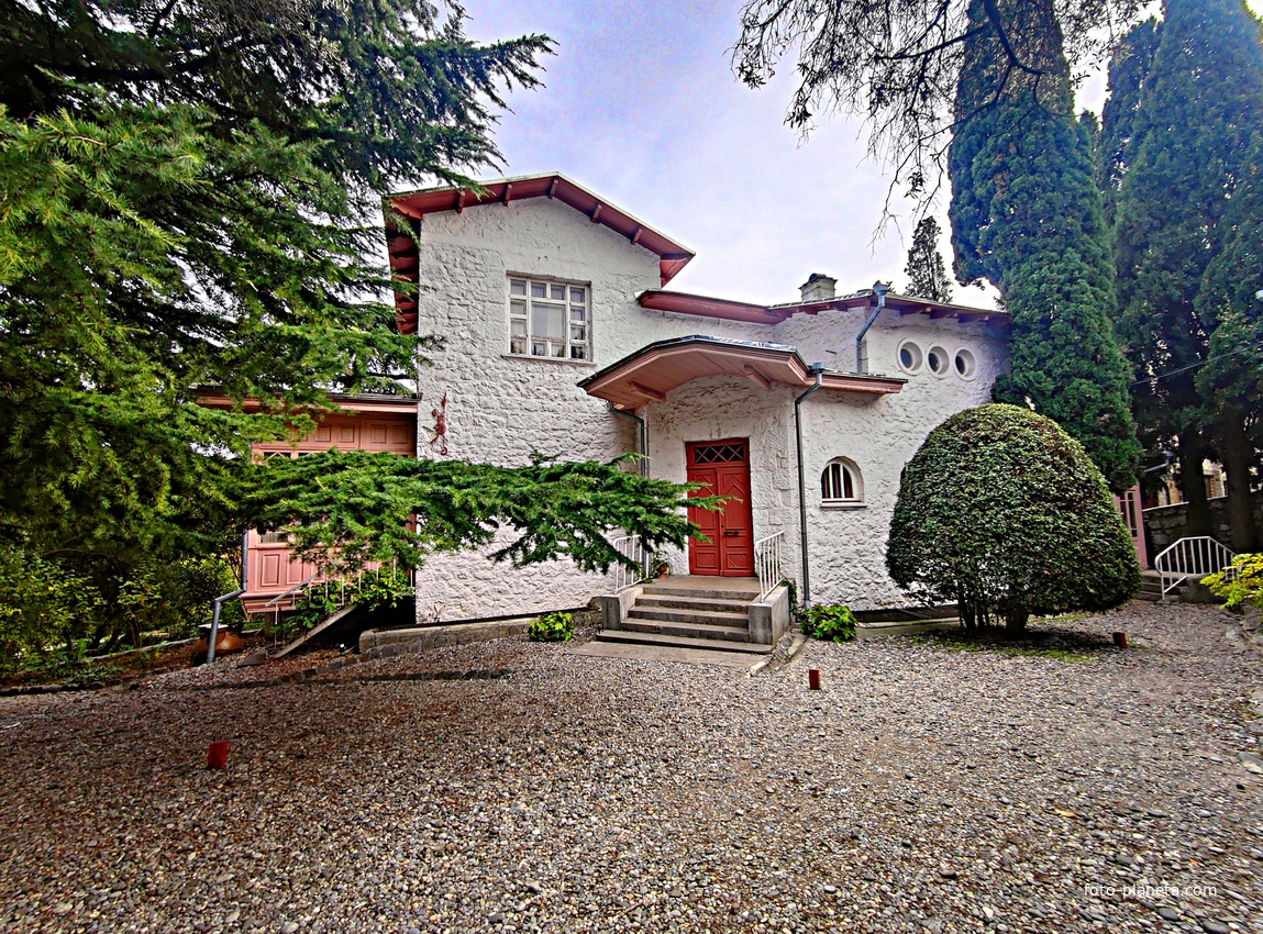 Дом-музей Антона Павловича Чехова «Белая дача». Северная часть дома, парадный вход.