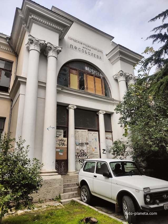 Бывший роддом Соболева на ул. Григорьева. Построен по проекту арх. Н.Г. Тарасова в 1912г. на средства купца П.Ф. Соболева.