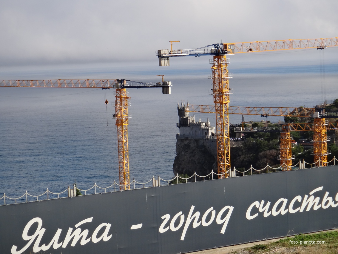 Вид с Алупкинского шоссе на средний отрог мыса Ай-Тодор с псевдоготическим замком "Ласточкино гнездо",