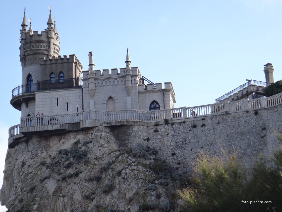Псевдоготический замок "Ласточкино гнездо" на Аврориной скале (скалистом выступе среднего отрога Монастыр-Бурун) мыса Ай-Тодор.