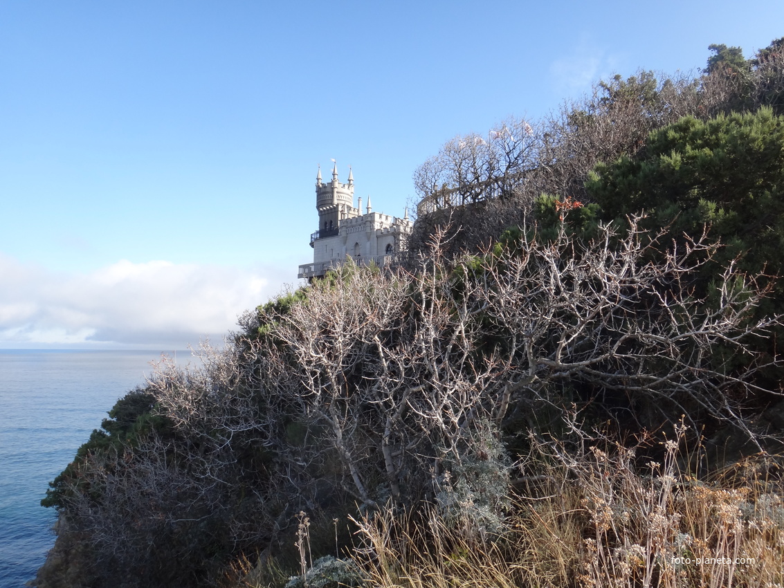 Вид с подножия Аврориной скалы (среднего отрога Монастыр-Бурун) мыса Ай-Тодор на псевдоготический замок "Ласточкино гнездо".