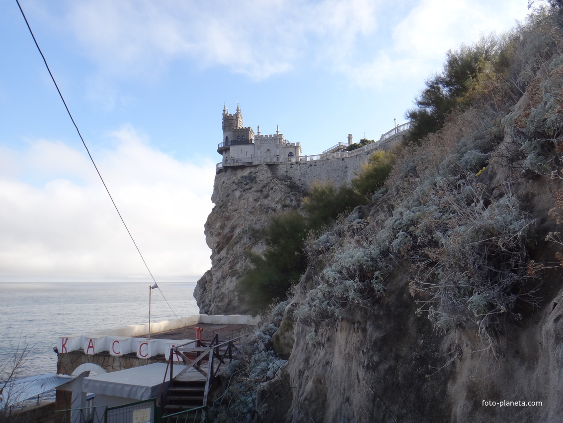 Вид с подножия Аврориной скалы (среднего отрога Монастыр-Бурун) мыса Ай-Тодор на псевдоготический замок "Ласточкино гнездо".