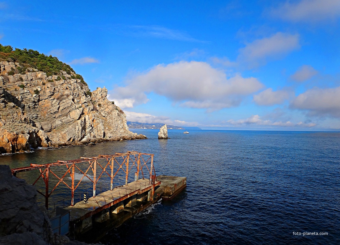 Вид с побережья у Аврориной скалы на Черноморскую акваторию и восточный (Лимен-Бурун) выступ мыса Ай-Тодор с отдельной маленькой скалой Парус.