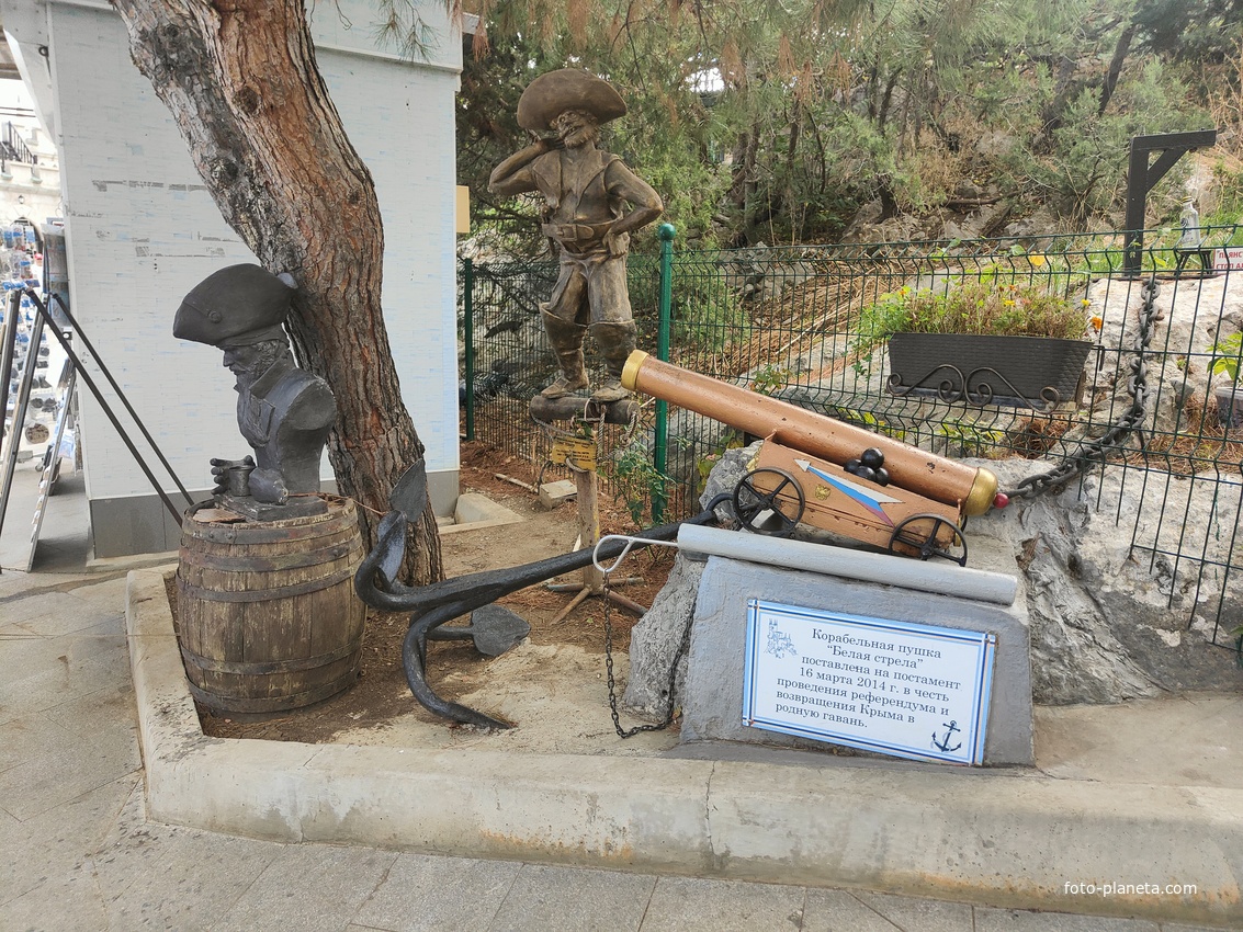 Во внутреннем дворе замкового комплекса  "Ласточкино гнездо" на вершине Аврориной скалы.