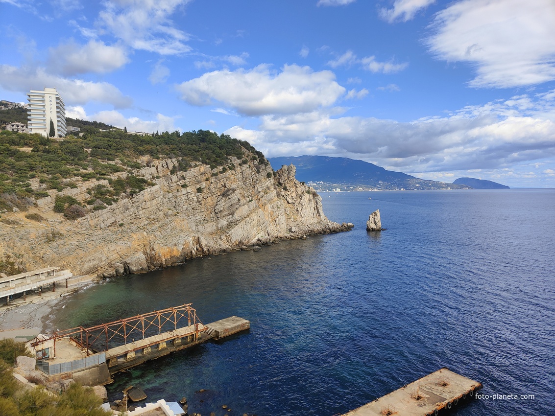 Вид со смотровой площадки псевдоготического замка "Ласточкино гнездо" на восточный (Лимен-Бурун) выступ мыса Ай-Тодор с отдельной маленькой скалой Парус.