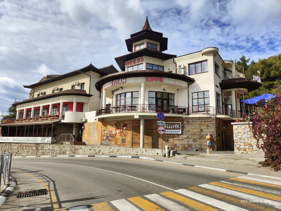 Отель «Эрпан» на Алупкинском шоссе в Гаспре.