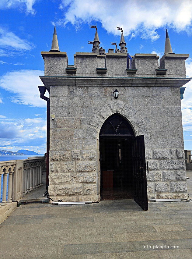 Вход в надвратную башню псевдоготического замкового комплекса "Ласточкино гнездо" на вершине Аврориной скалы.