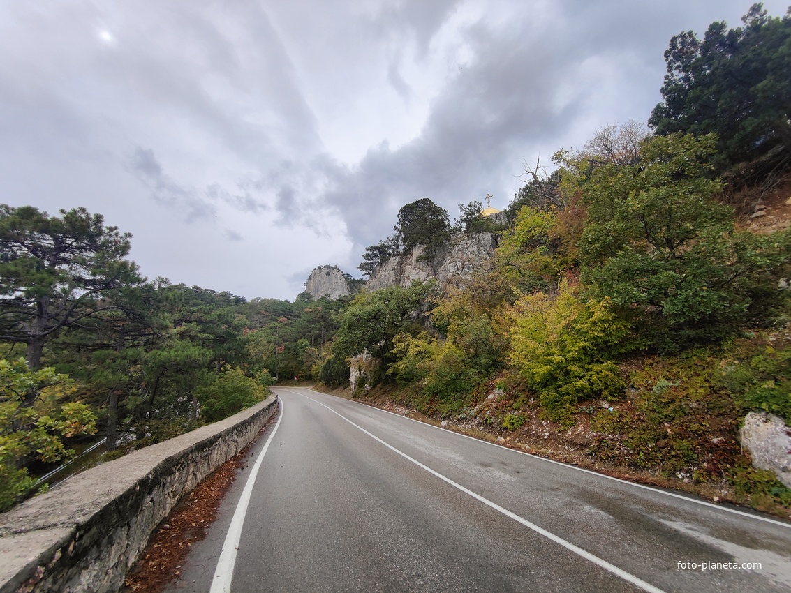 Севастопольское шоссе над посёлком Ореанда возле храмового комплекса Архистратига Михаила.