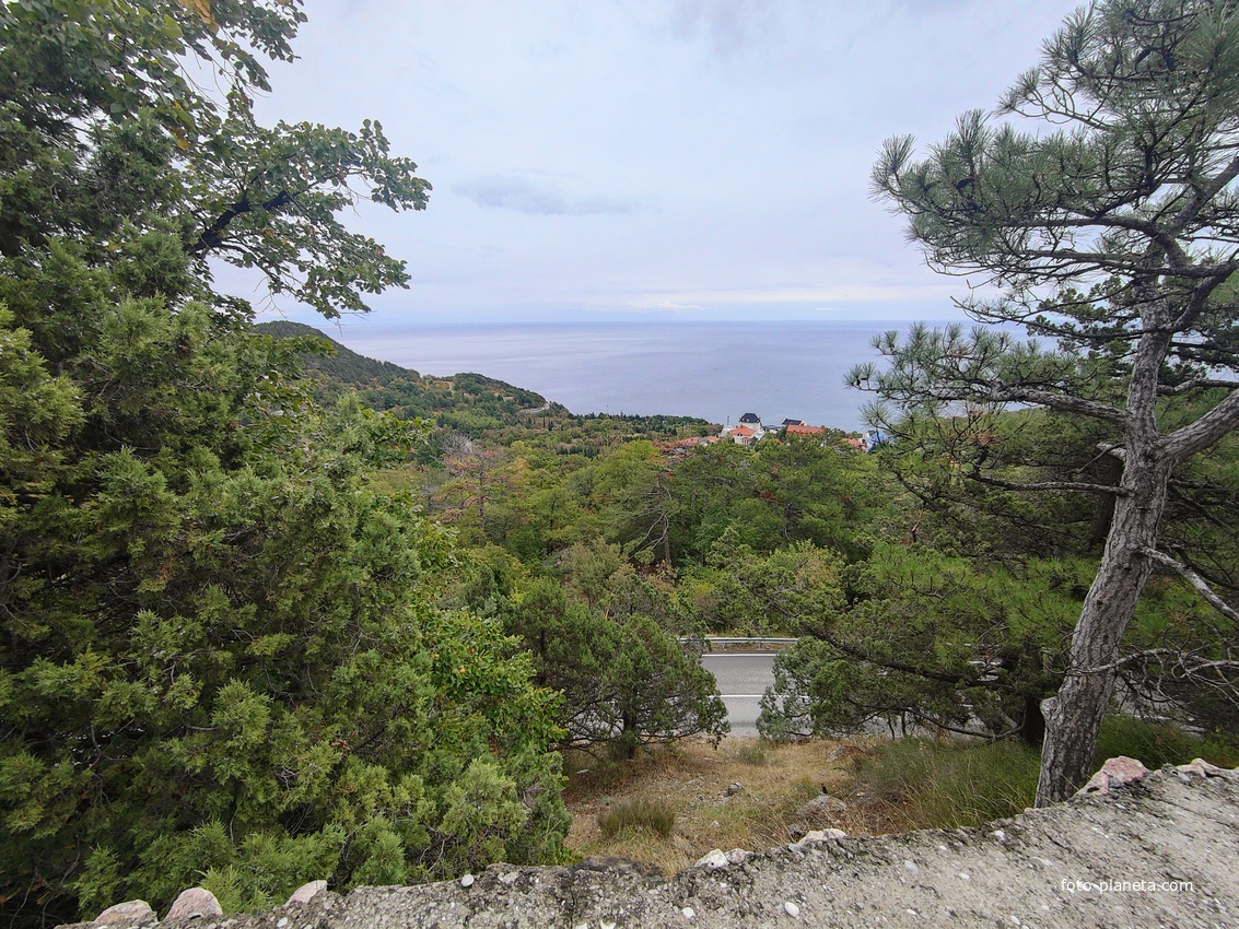 Вид с Алупкинского шоссе возле храмового комплекса Архистратига Михаила на нижепроходящий поворот этого шоссе и Черноморское побережье с застройкой пос. Ореанда.
