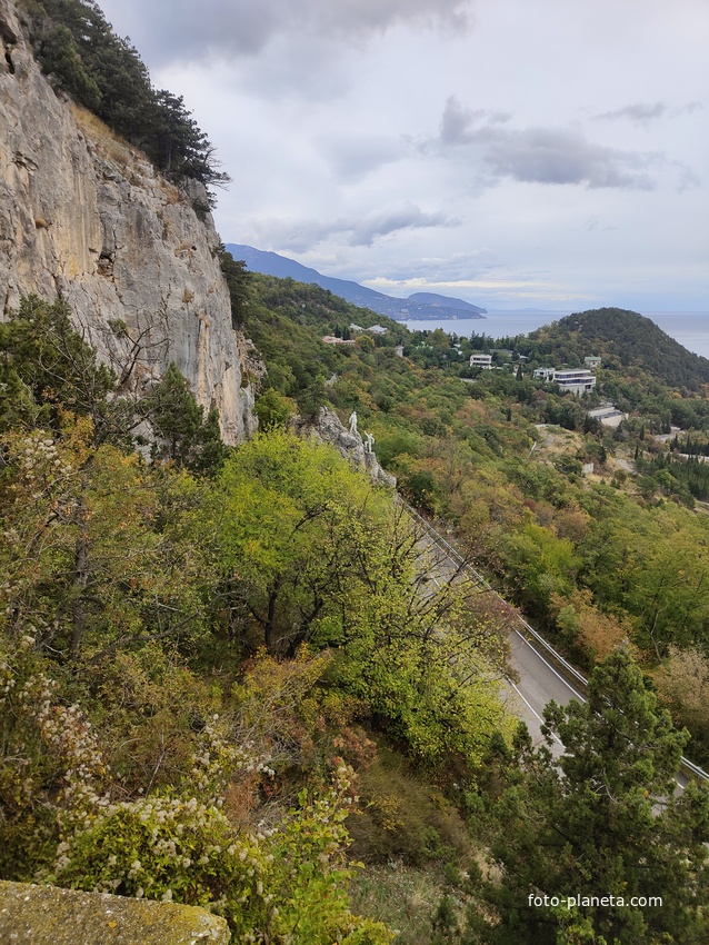 Вид со смотровой площадки у храмового комплекса Архистратига Михаила на Севастопольское шоссе, памятник скалолазам, посёлок Ореанда, гору Крестовую и Черноморское побережье.