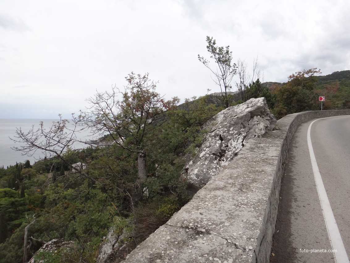 Вдоль Алупкинского шоссе за автобусной остановкой 6КПП.