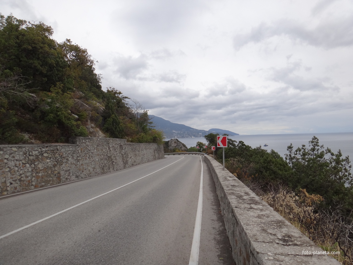 Вдоль Алупкинского шоссе за автобусной остановкой 6КПП перед верхней частью посёлка Ореанда.