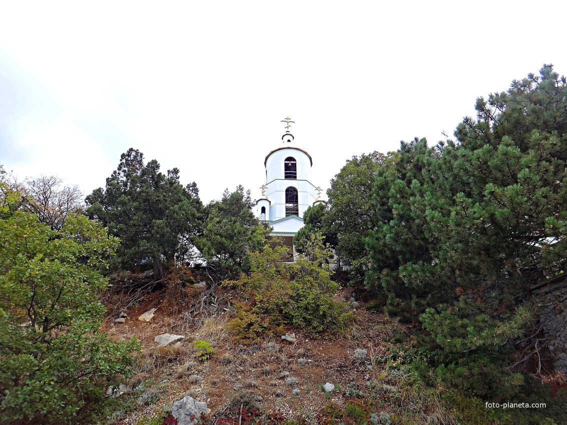 Вид с Севастопольское шоссе на колокольню храма Михаила Архангела.