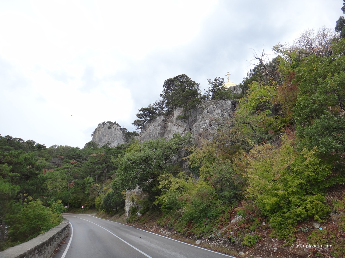 Севастопольское шоссе у храма Михаила Архангела. Сверху справа маковка купола.