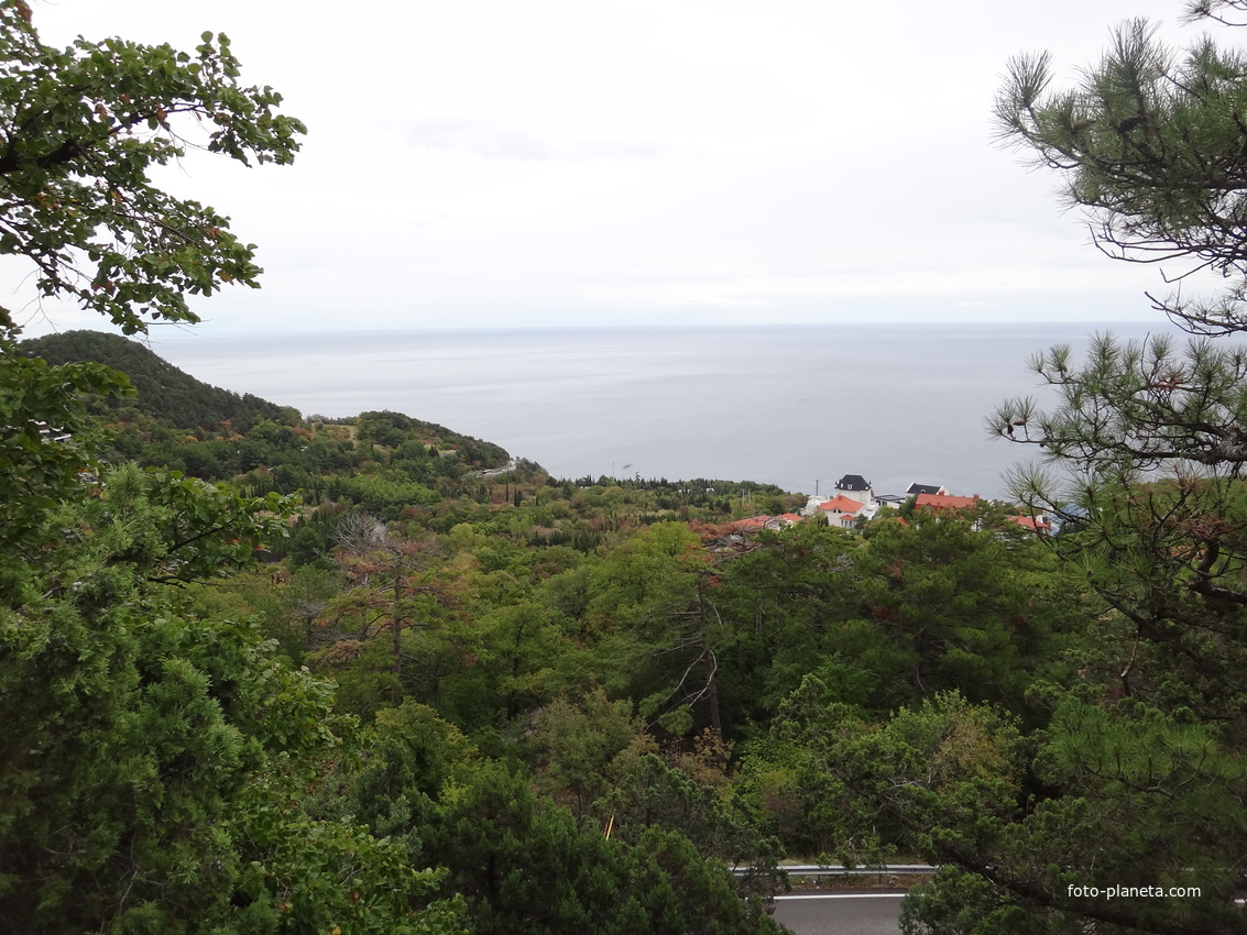 Вид с Севастопольское шоссе на посёлок Ореанда и  Черноморское побережье. Слева - гора Крестовая.