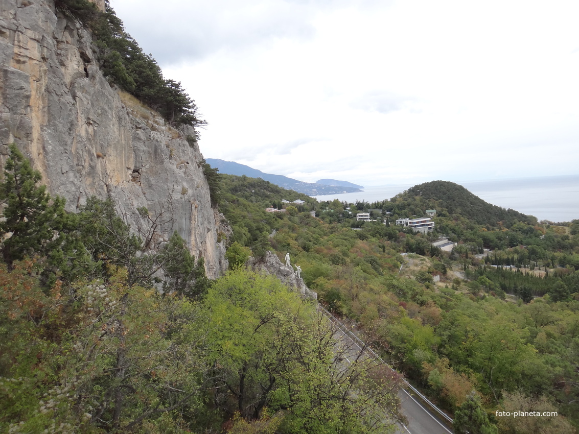 Вид со смотровой площадки у храмового комплекса Архистратига Михаила на Севастопольское шоссе, памятник скалолазам, посёлок Ореанда, гору Крестовую и Черноморское побережье.