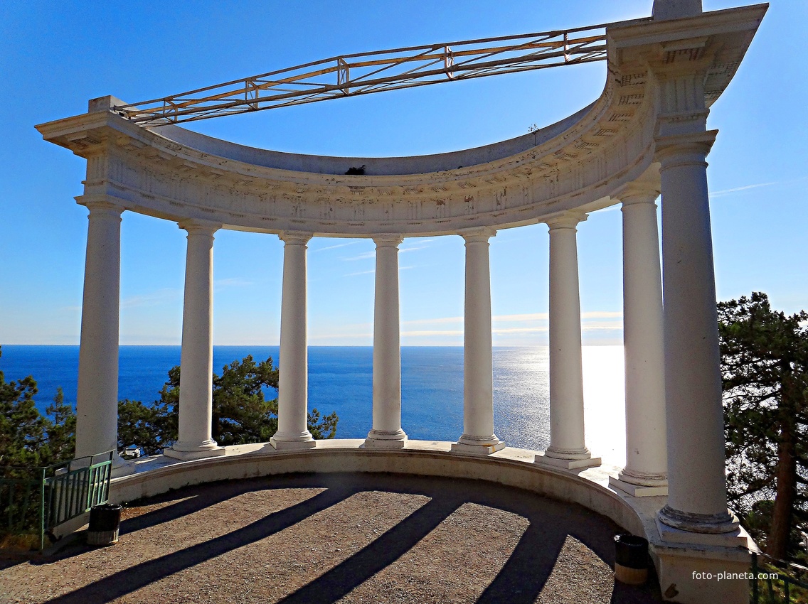 На Царской (Солнечной) тропе. Вид на акваторию и полуротонду над посёлком. Автор проекта полуротонды - архитектор Алексей Александрович Авдеев.