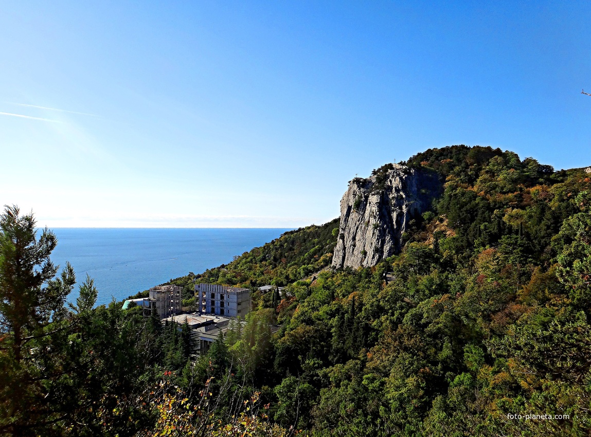 Вид с Царской (Солнечной) тропы на посёлок и гору Урьянда (известную как Ореанда-Исар или Крестовая).