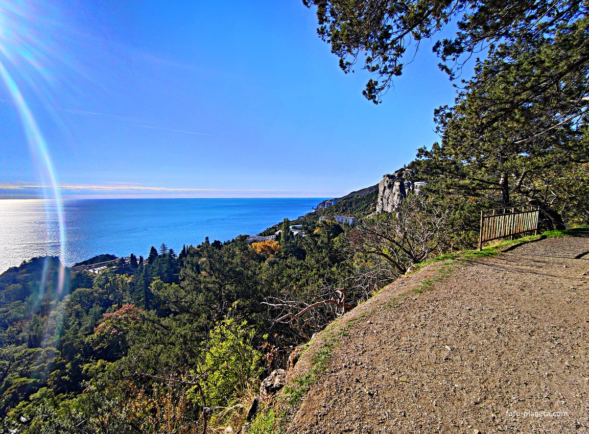 Вид с Царской (Солнечной) тропы на Черноморскую акваторию, побережье и посёлок. Справа - гора Урьянда (известная как Ореанда-Исар или Крестовая).