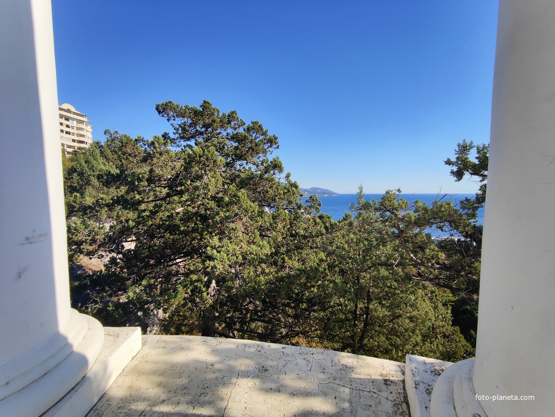 На Царской (Солнечной) тропе. Вид с полуротонды на горные хвойные заросли, часть акватории, побережья и застройки посёлка.