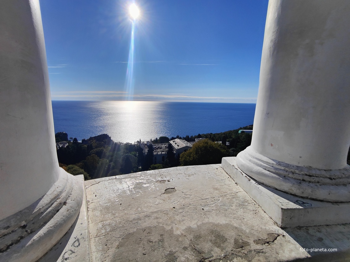 На Царской (Солнечной) тропе. Вид с полуротонды на акваторию, побережье и застройку посёлка.
