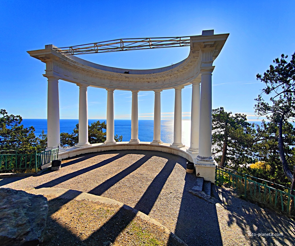 На Царской (Солнечной) тропе. Вид на акваторию и полуротонду над посёлком. Автор проекта полуротонды - архитектор Алексей Александрович Авдеев.