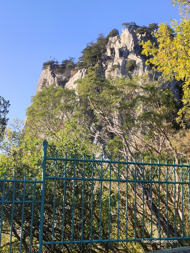 Гора Урьянда (известная как Ореанда-Исар или Крестовая).