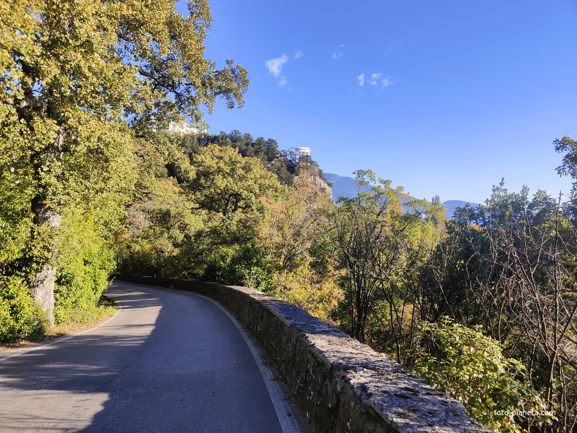 Вид с дороги в нижней части посёлка на полуротонду склоне горы Крестовой и на ЖК «Ореанда Плаза».