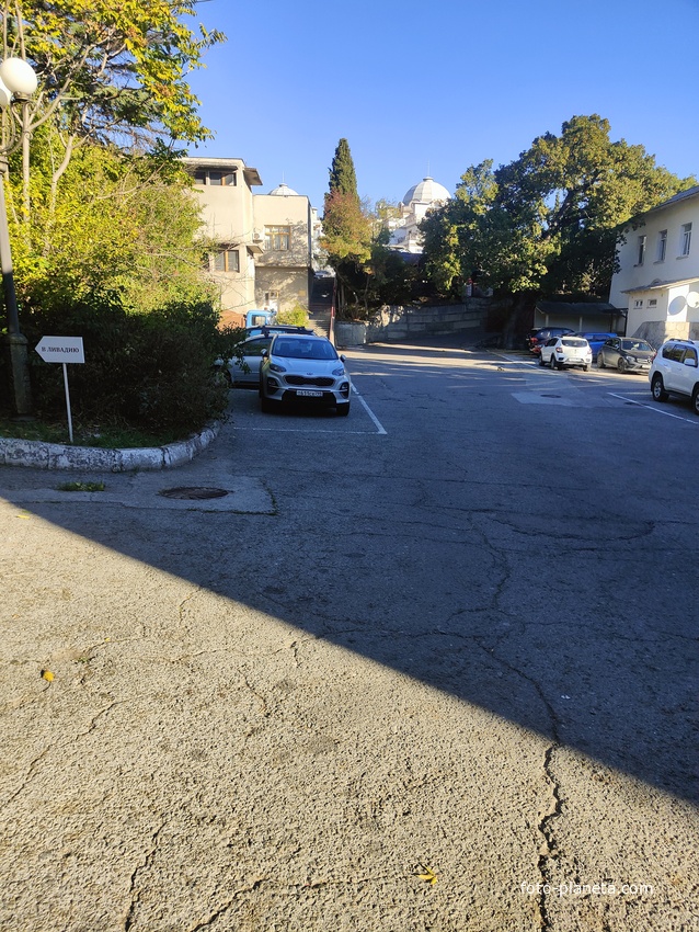 В нижней части посёлка.