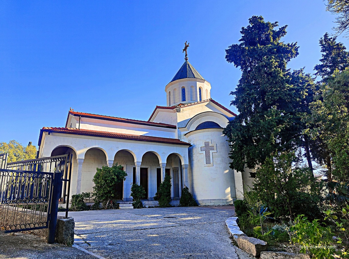 Храм Покрова Пресв. Богородицы в Ниж. Ореанде. Построен в груз.-визант. стиле по заказу вел. князя К. Н. Романова в 1885 г. Проект акад. А. Авдеева. В 1924 г. закрыт, в 1927 г. пострадал от землетрясения, в 1992 г. вернули верующим. Идёт реставрация