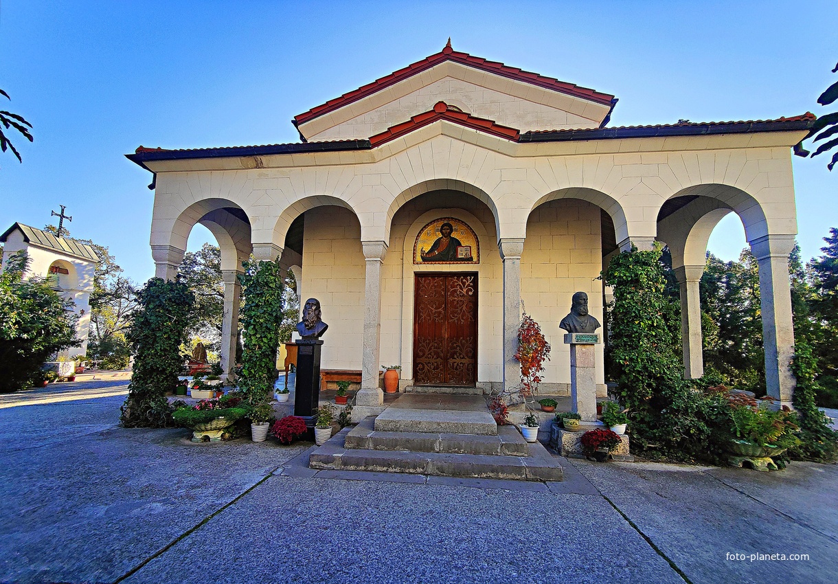 Храм Покрова Пресв. Богородицы в Ниж. Ореанде. Построен в груз.-визант. стиле по заказу вел. князя К. Н. Романова в 1885 г. Проект акад. А. Авдеева. В 1924 г. закрыт, в 1927 г. пострадал от землетрясения, в 1992 г. вернули верующим. Идёт реставрация