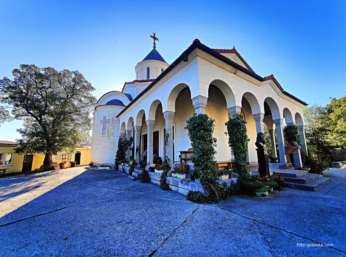 Храм Покрова Пресв. Богородицы в Ниж. Ореанде. Построен в груз.-визант. стиле по заказу вел. князя К. Н. Романова в 1885 г. Проект акад. А. Авдеева. В 1924 г. закрыт, в 1927 г. пострадал от землетрясения, в 1992 г. вернули верующим. Идёт реставрация