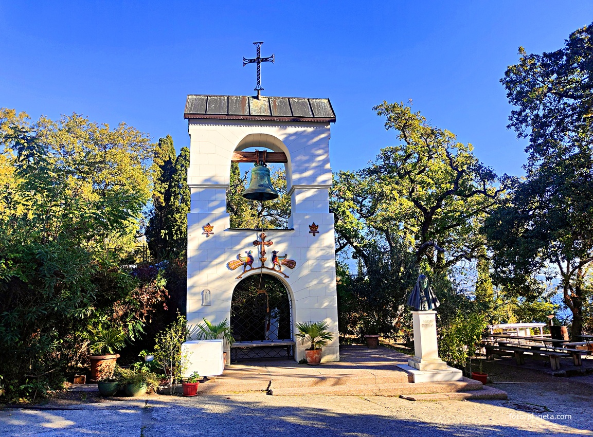 Храм Покрова Пресв. Богородицы в Ниж. Ореанде. Построен в груз.-визант. стиле по заказу вел. князя К. Н. Романова в 1885 г. Проект акад. А. Авдеева. В 1924 г. закрыт, в 1927 г. пострадал от землетрясения, в 1992 г. вернули верующим. Звонница.