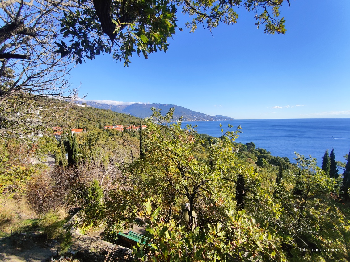 Вид со смотровой площадки за Покровским храмом на Черноморскую акваторию, побережье и посёлок.