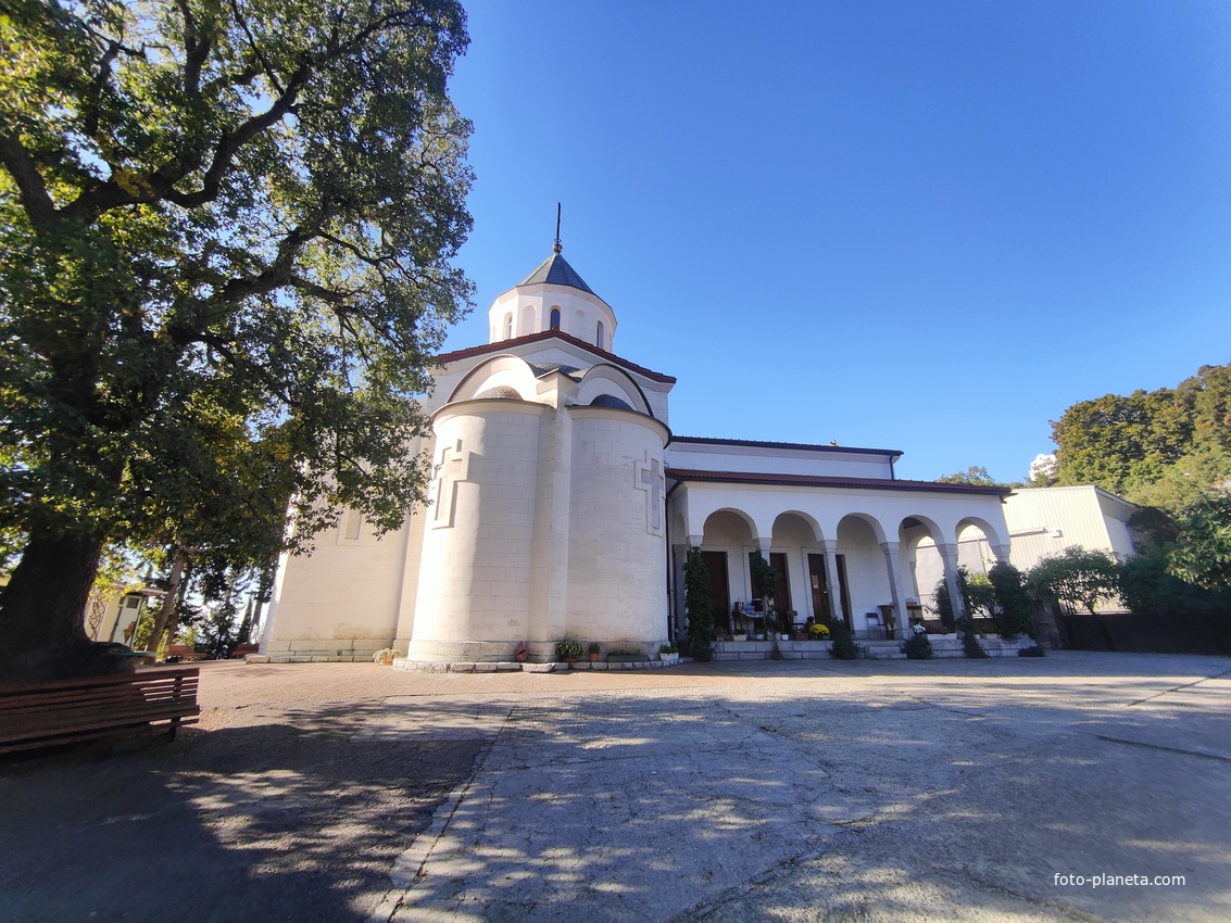 Храм Покрова Пресв. Богородицы в Ниж. Ореанде. Построен в груз.-визант. стиле по заказу вел. князя К. Н. Романова в 1885 г. Проект акад. А. Авдеева. В 1924 г. закрыт, в 1927 г. пострадал от землетрясения, в 1992 г. вернули верующим. Идёт реставрация
