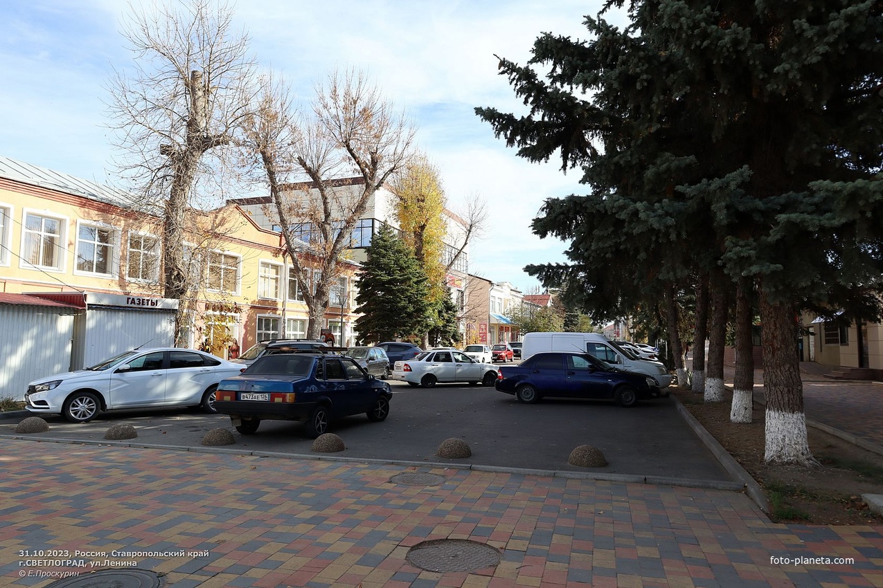 На ул.Ленина, вид на восток от ул.Тургенева.