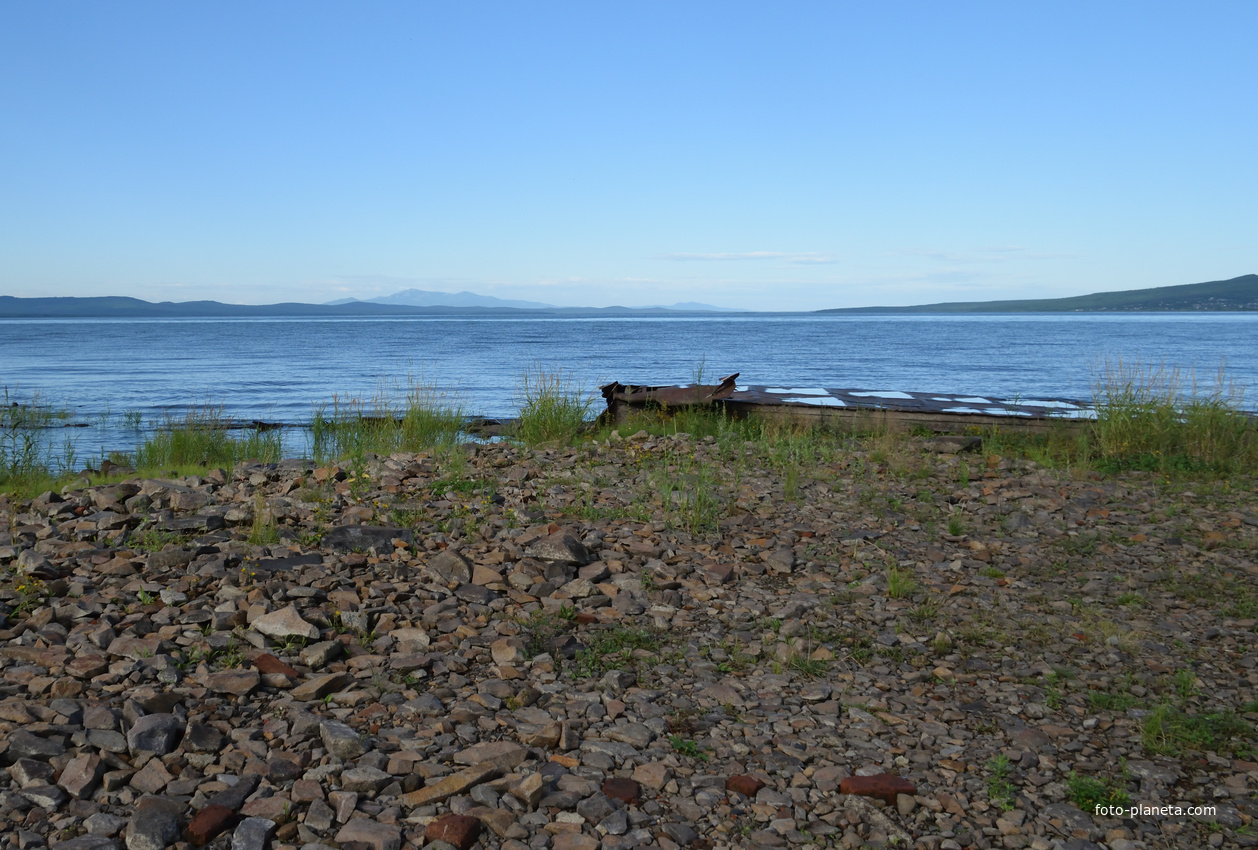 Берег озера Кизи и останки баржи в районе бывшего причала в селе Чильба
