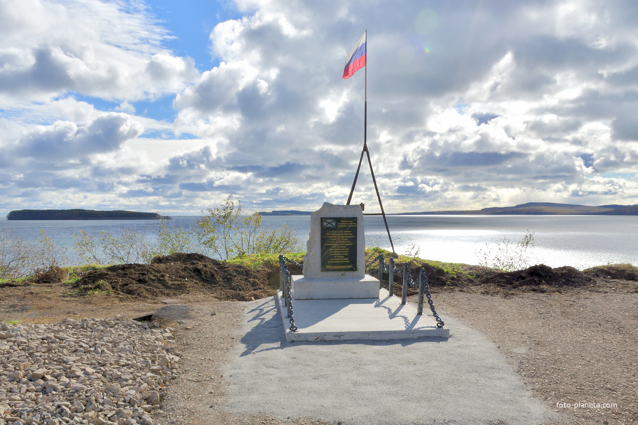 Памятный камень у поклонного креста в честь отражения атаки в Крымской войне в Де-Кастри.