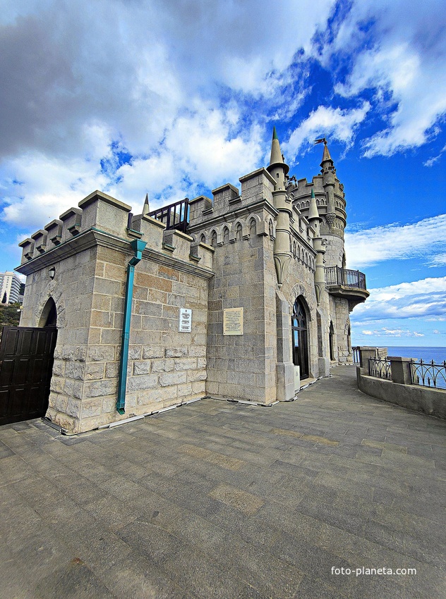 Псевдоготический замок "Ласточкино гнездо" на вершине Аврориной скалы. Построен в 1912г. по проекту арх. Шервуда А.В. Реконструирован в 1970г. по проекту конструктора Тимофеева В.Н. и арх. Татиева И.Г.