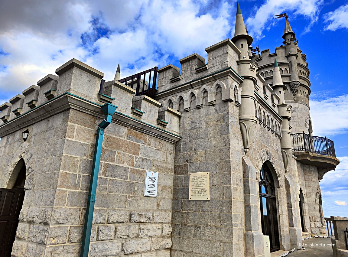 Псевдоготический замок "Ласточкино гнездо" на вершине Аврориной скалы. Построен в 1912г. по проекту арх. Шервуда А.В. Реконструирован в 1970г. по проекту конструктора Тимофеева В.Н. и арх. Татиева И.Г.