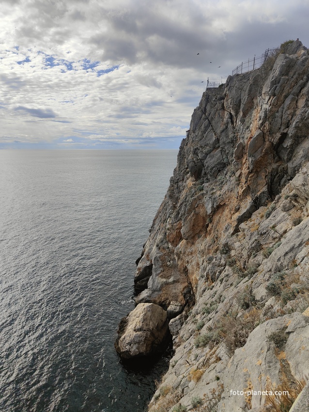 Обрыв Аврориной скалы возле замкового комплекса "Ласточкино гнездо".