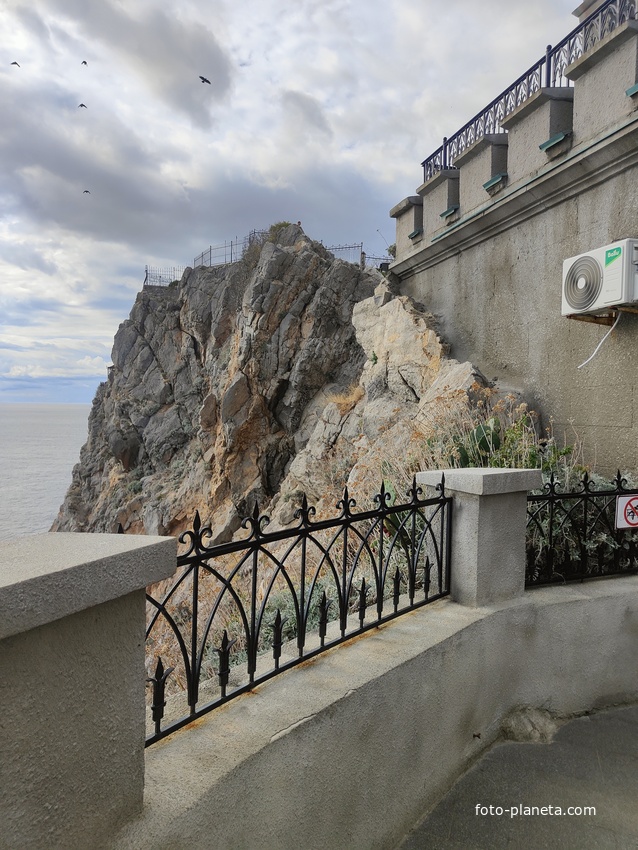 Обрыв Аврориной скалы и барбакан (отдельное сооружение перед замком с видовой площадкой на уровне крыши входной надвратной башни замка) замкового комплекса "Ласточкино гнездо".