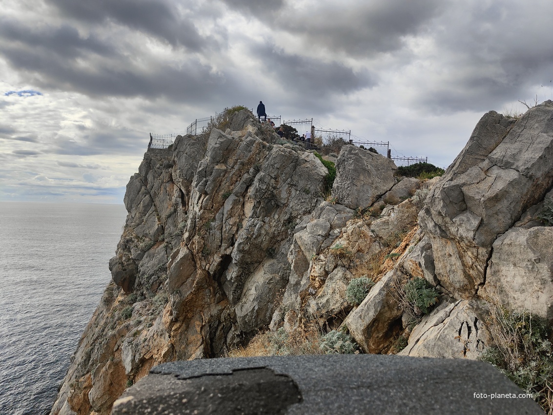 Обрыв Аврориной скалы перед замком "Ласточкино гнездо" с восточной стороны.
