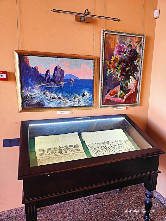 Псевдоготический замок "Ласточкино гнездо" на Аврориной скале. Построен в 1912г. по проекту арх. Шервуда А.В. На 1-м этаже - культурно-выставочный комплекс, для художественных и краеведческих выставок, обновляющихся каждые два месяца. Каминный зал.