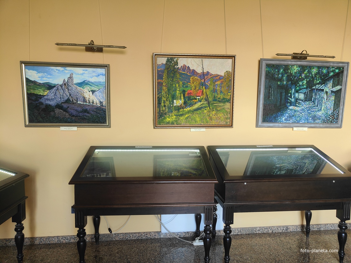 Псевдоготический замок "Ласточкино гнездо" на Аврориной скале. Построен в 1912г. по проекту арх. Шервуда А.В. На 1-м этаже - культурно-выставочный комплекс, для художественных и краеведческих выставок, обновляющихся каждые два месяца. Каминный зал.