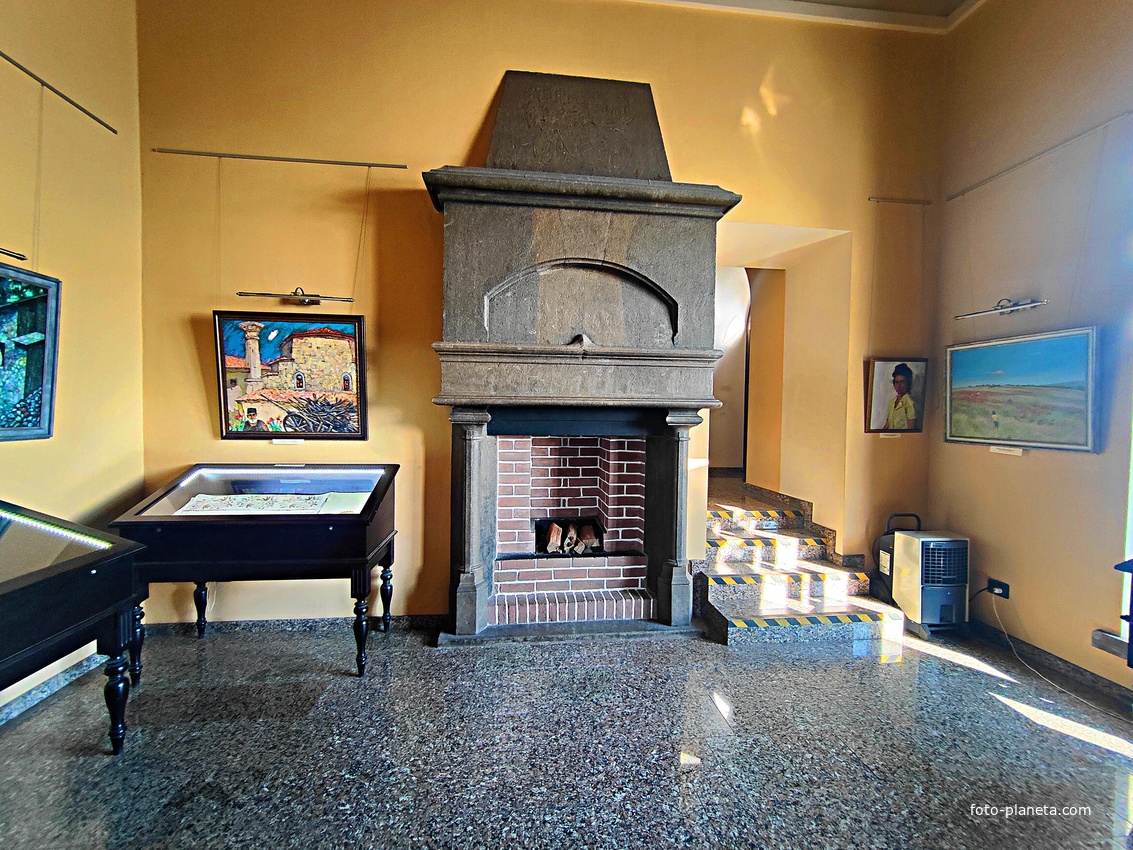 Псевдоготический замок "Ласточкино гнездо" на Аврориной скале. Построен в 1912г. по проекту арх. Шервуда А.В. На 1-м этаже - культурно-выставочный комплекс, для художественных и краеведческих выставок, обновляющихся каждые два месяца. Каминный зал.